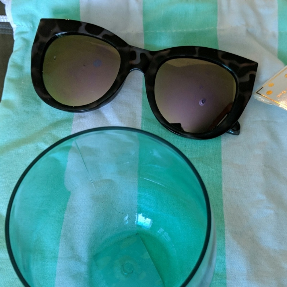 Poolside Gift Bundle - Picture 4 of 8